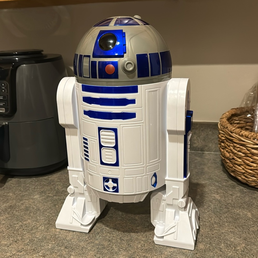 Collectors: 2024 AMC Star Wars R2D2 popcorn bucket +drink container w/ straw lid